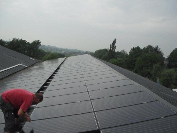 Toit d'une maison équipé de panneaux photovoltaïques